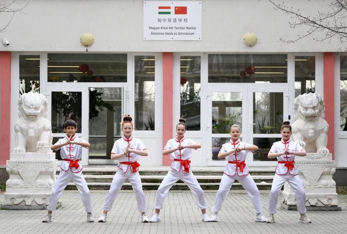 2023年2月24日，在匈牙利首都布达佩斯，匈中双语学校的学生们练习武术动作。新华社记者 连漪 摄