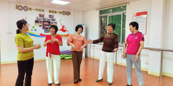河源市源城区新江街道朱门亭社区党群活动中心，山歌队队员们在排练山歌。朱惠思 摄