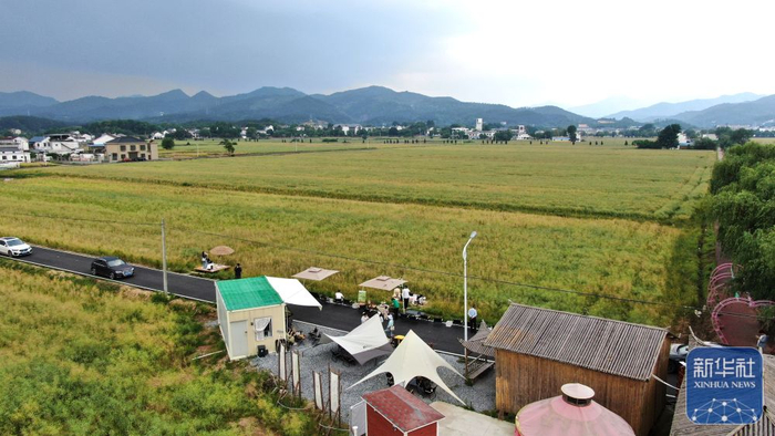 这是5月7日拍摄的潜山市南北咖啡馆（无人机照片）。新华社记者 傅天 摄