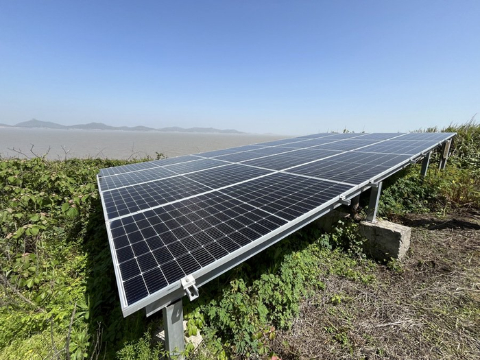岛上的光伏板，刘畅 摄