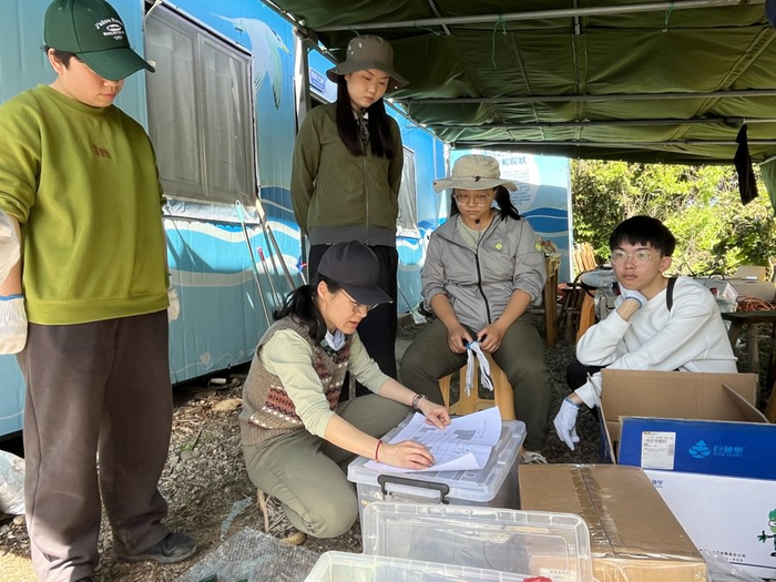 浙江自然博物院馆员在向志愿者介绍工作内容，刘畅 摄