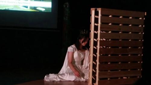 Sarah在学校表演莎士比亚麦克白戏剧的片段