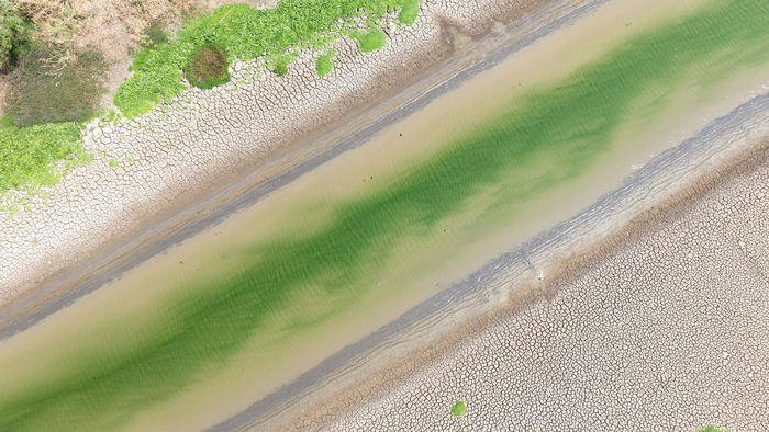 这是4月25日在墨西哥米却肯州拍摄的帕茨夸罗湖裸露的湖床（无人机照片）。新华社记者李梦馨摄