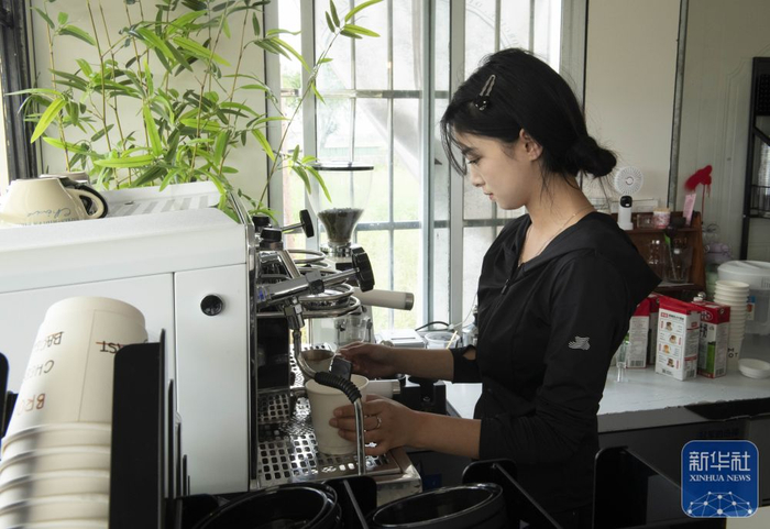 5月7日，潜山市南北咖啡馆店员在制作咖啡。新华社记者 傅天 摄