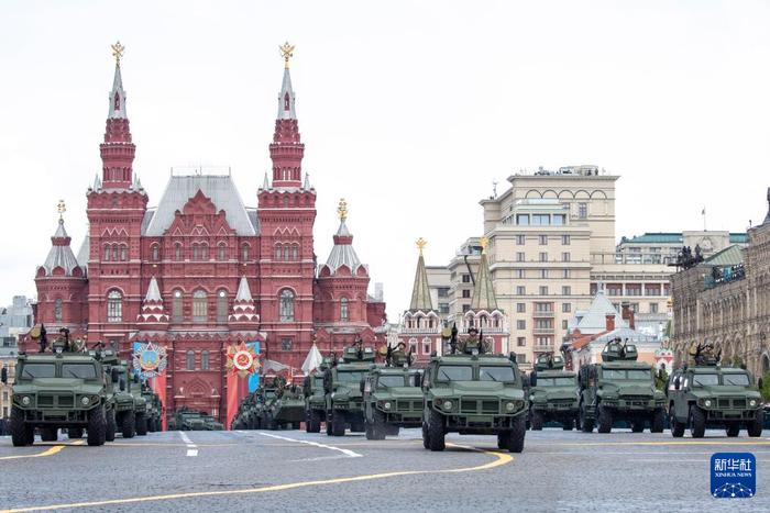   5月9日，在俄罗斯首都莫斯科，军车编队驶过红场。新华社记者 曹阳 摄