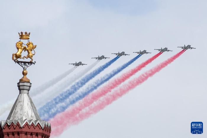   5月9日，在俄罗斯首都莫斯科，苏-25攻击机编队在红场上空飞过。新华社记者 白雪骐 摄