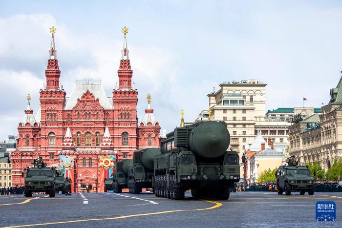   5月9日，在俄罗斯首都莫斯科，“亚尔斯”导弹系统编队驶过红场。新华社记者 曹阳 摄