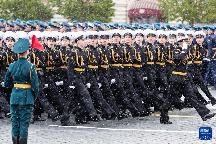  5月9日，在俄罗斯首都莫斯科，士兵列队走过红场。新华社记者 白雪骐 摄