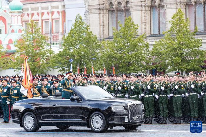   5月9日，在俄罗斯首都莫斯科，俄罗斯国防部长绍伊古（前）在阅兵式上检阅部队。新华社记者 白雪骐 摄