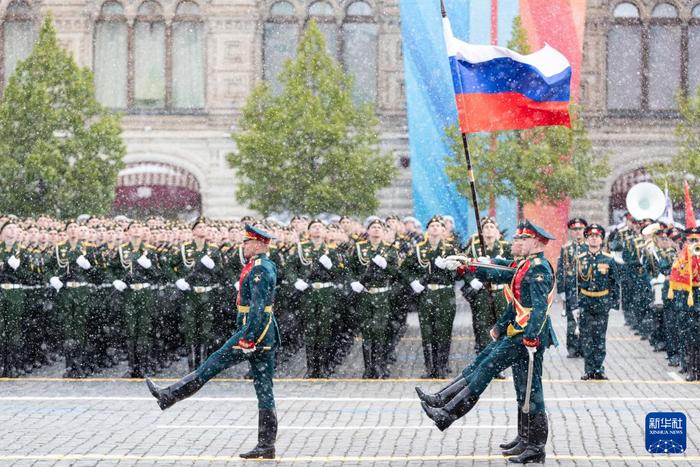   5月9日，在俄罗斯首都莫斯科，俄罗斯国旗入场。新华社记者 白雪骐 摄