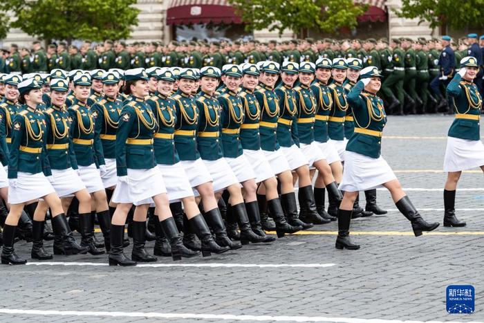   5月9日，在俄罗斯首都莫斯科，女兵列队走过红场。新华社记者 白雪骐 摄