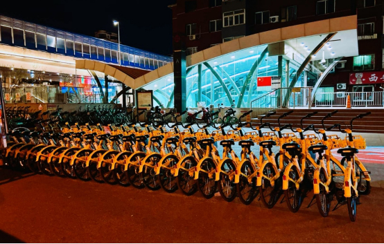 　　▲新款小黄车增加“金钟罩”“铁布衫”，防止二维码被刮花、让小广告贴不上  （摄影：露露）