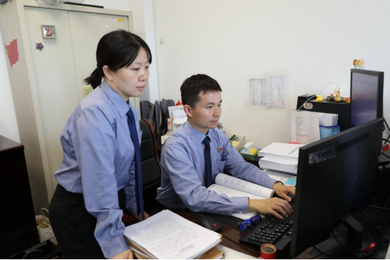 承办检察官与同事商议案情。