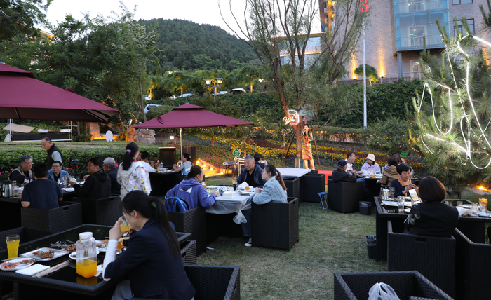 ▲ 宾客在啤酒花园就餐