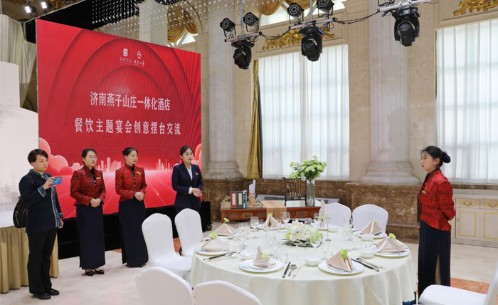 ▲ 举办餐饮主题宴会创意摆台交流活动