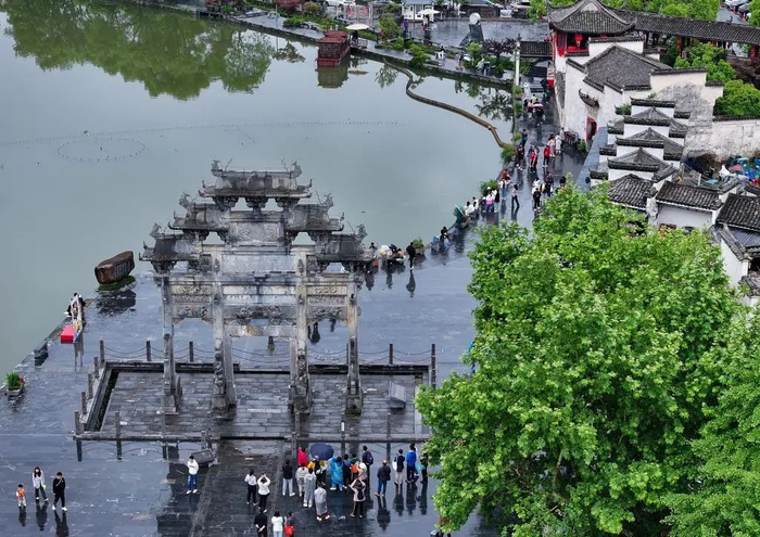 5月4日，游客在安徽省黄山市黟县西递古村游玩赏景（无人机照片）。新华社发（施亚磊摄）