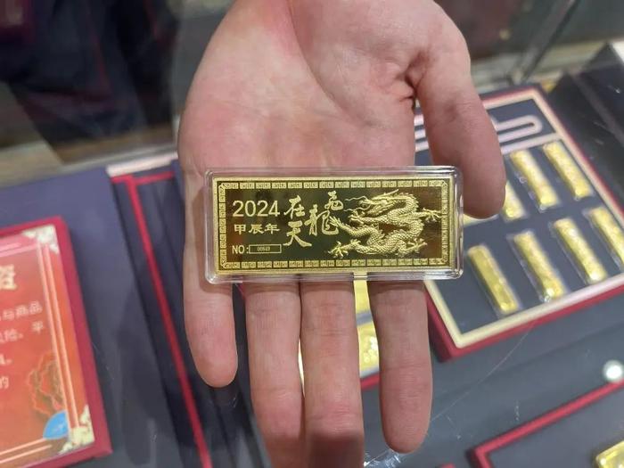 这是在北京一家市集拍摄的金条。起首:新华社