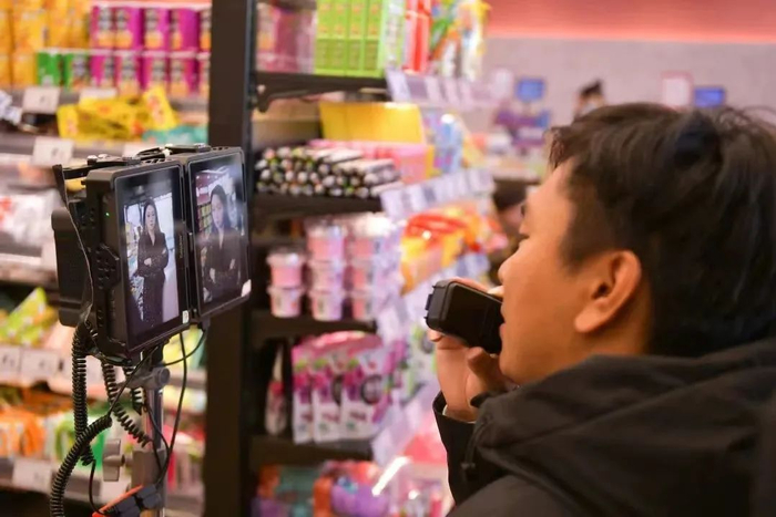 微短剧剧组在横店影视城拍摄现场 图源：“横店发布”微信公众号