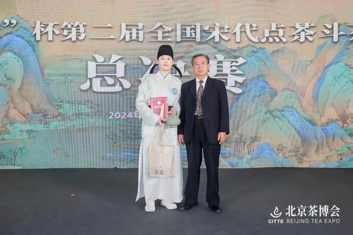 中国农业国际合作促进会茶产业分会副主任刘书旺先生颁发金奖证书和奖杯、奖品