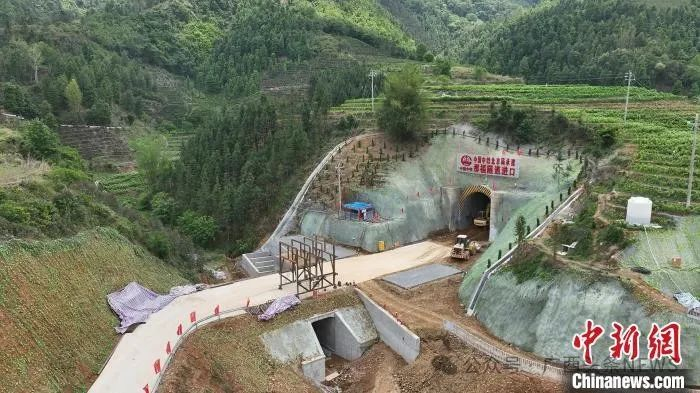 图为航拍那福隧道。刘彬 摄
