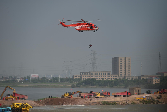 ▲演习中，空中力量参与水上营救