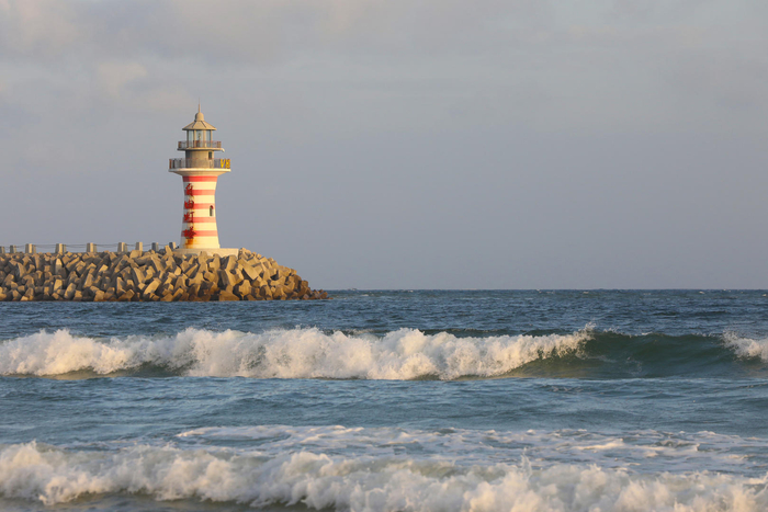 ▲海南陵水，海边灯塔 图据视觉中国