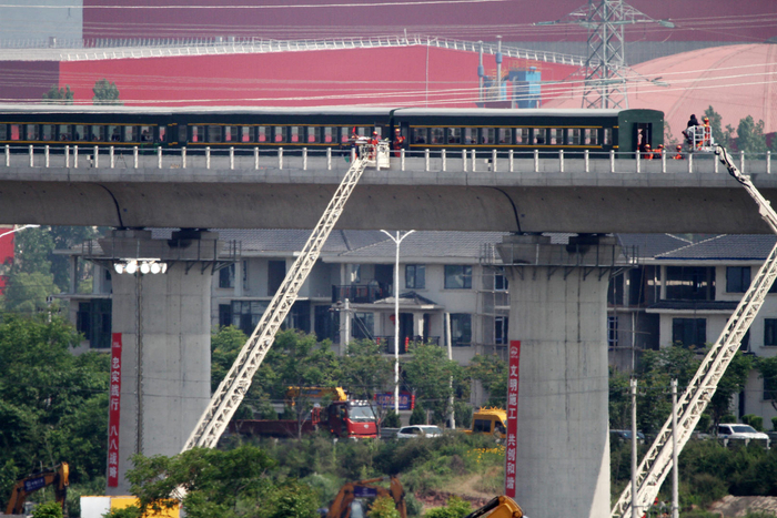 ▲演习模拟列车被困营救