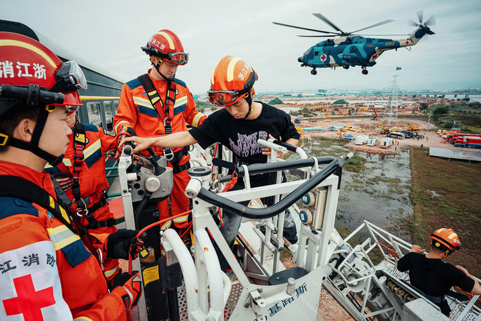 ▲演习模拟列车被困营救 摄影：陈永杰