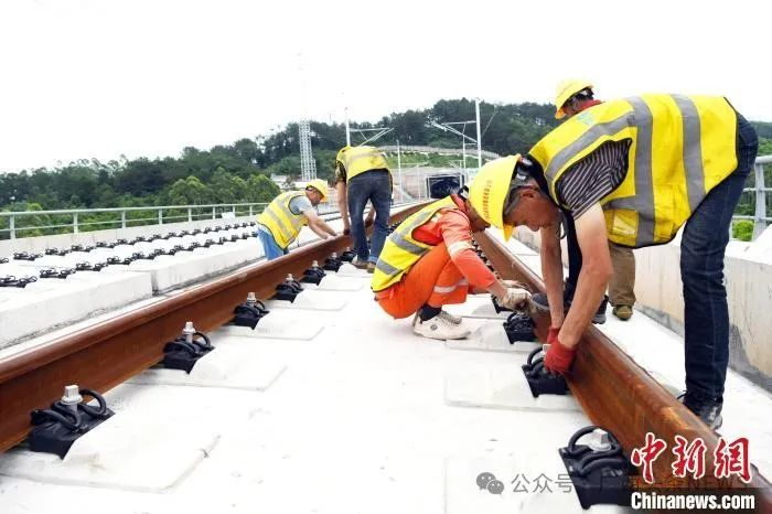 南深高铁南玉段工人在施工。蒋雪林 摄