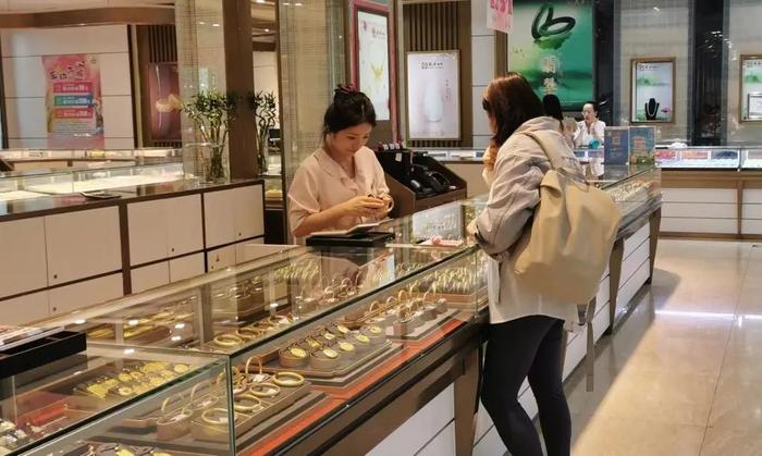 5月6日，顾主在北京一家金店选购金饰。着手：新华社