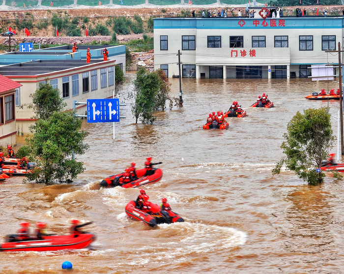 ▲演习模拟严重内涝救援现场 摄影：曹博远
