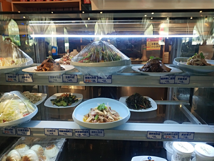 西部马华牛肉面（总部基地店）凉菜已明码标价。杜科/摄