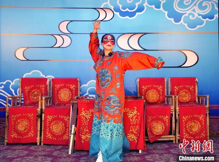 灵巧地转动起手腕,有模有样地演绎出川剧角色夔龙的经典动作"龙手"