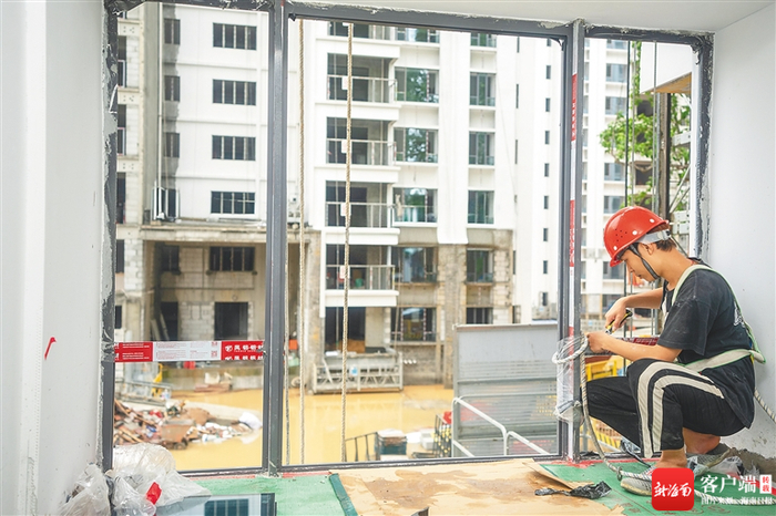5月8日，在海垦·安悦兰亭安居房项目现场，工人在施工作业。目前项目已进入全面装修阶段。记者 袁琛 摄