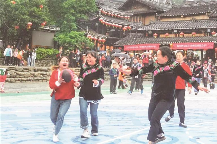     游客体验“姑妈篮球”的快乐。 （受访单位供图）