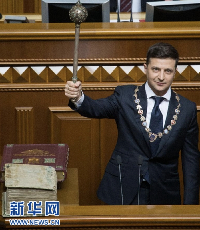 ▲2019年5月20日，泽连斯基在乌克兰最高拉达（议会）大会上宣誓就职 图据新华网