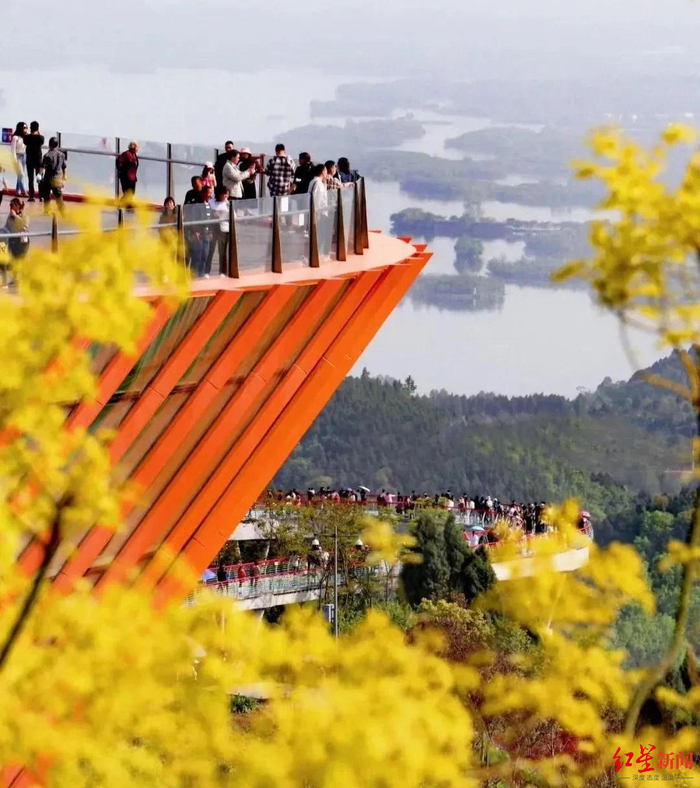 ▲透明高空玻璃栈道