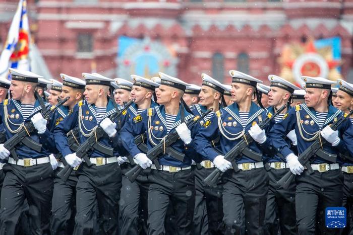  5月9日，在俄罗斯首都莫斯科，士兵列队走过红场。新华社记者 曹阳 摄