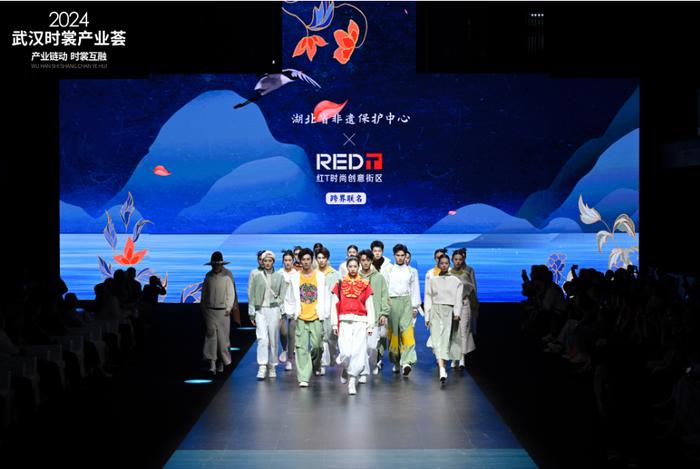 红T时尚创意街区与湖北省非遗保护中心跨界联名秀。