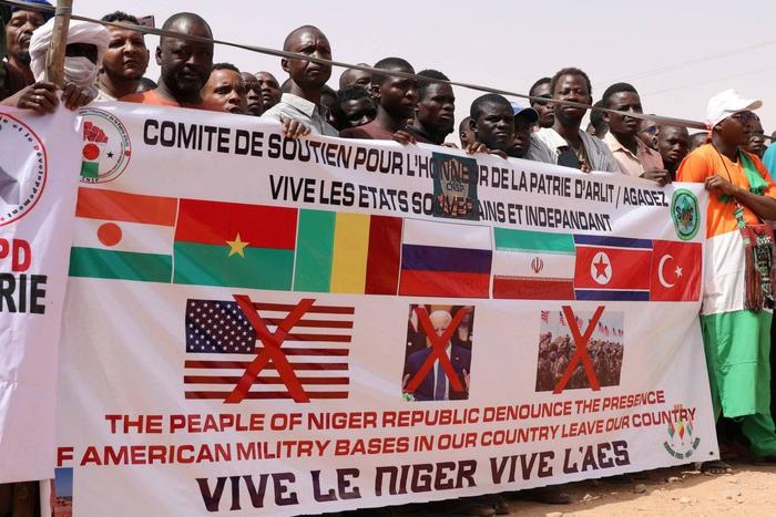 4月21日，尼日尔阿加德兹，尼民众集会抗议美国驻军 图片来源：路透社