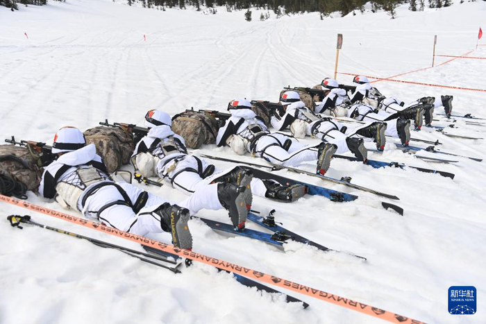 在"国际军事比赛-2024""萨彦岭行军"雪地作战行军比赛第一个比赛日