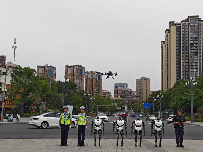 ▲劝导交通的人形机器人 图据绵阳公安