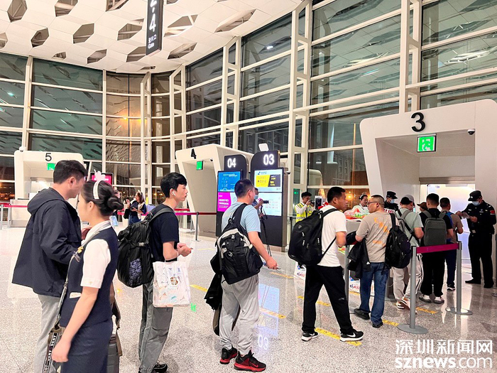 首飞航班旅客登机。