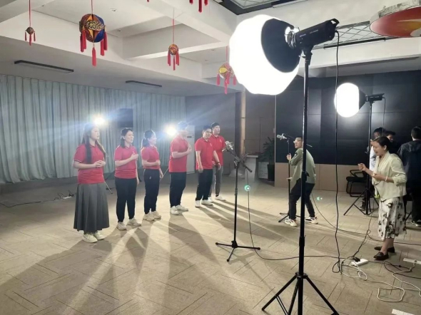 崇左烟草员工进行企业文化歌曲MV录制。江绍承 摄