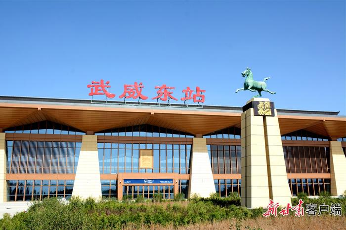 矗立在站前广场上的中国旅游标志——铜奔马。新甘肃·甘肃日报记者 金奉乾 摄
