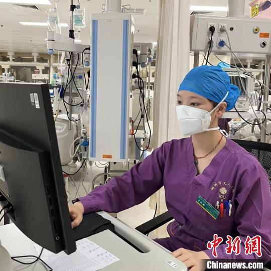 图为广西柳州市工人医院护士覃珍娜。受访者提供