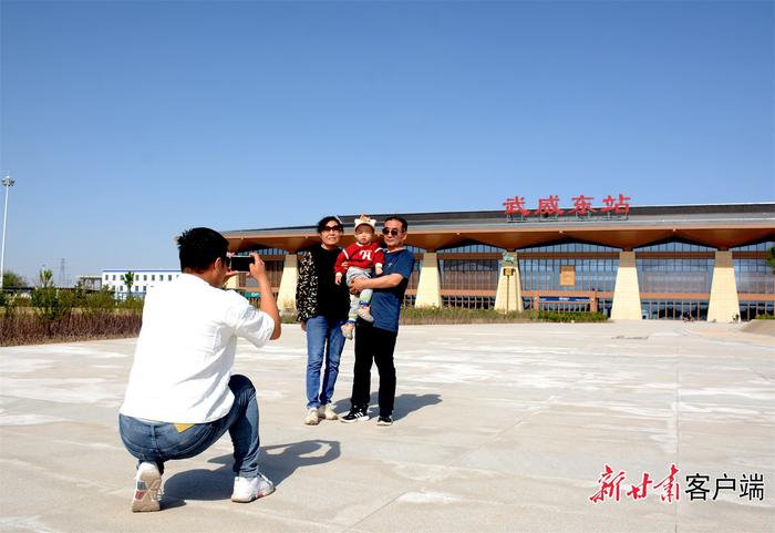 市民在武威东站前拍照留念。新甘肃·甘肃日报记者 金奉乾 摄