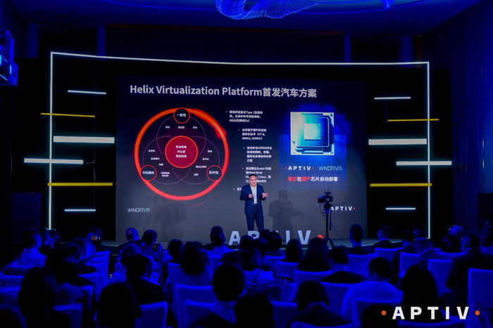 图1 风河系统中国区总经理邹露君在发布会上