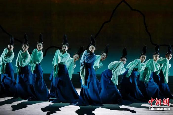 2024年2月29日晚，舞蹈诗剧《只此青绿》在北京上演，多国驻华使节和国际组织代表前来观赏。韩海丹 摄