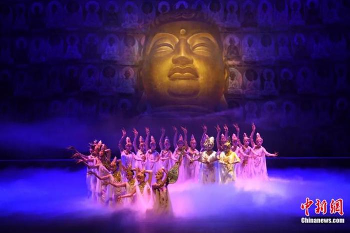 2024年2月23日晚，中国经典舞剧《丝路花雨》在甘肃兰州演出恭贺新春。李亚龙 摄